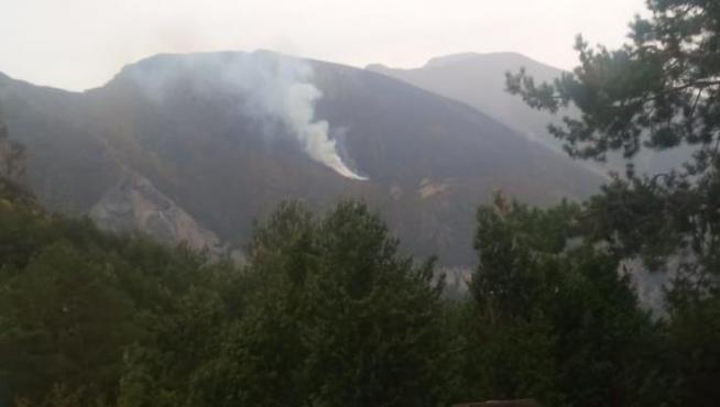 Reactivación del fuego ayer debido al viento en uno de los focos iniciales del incendio.
