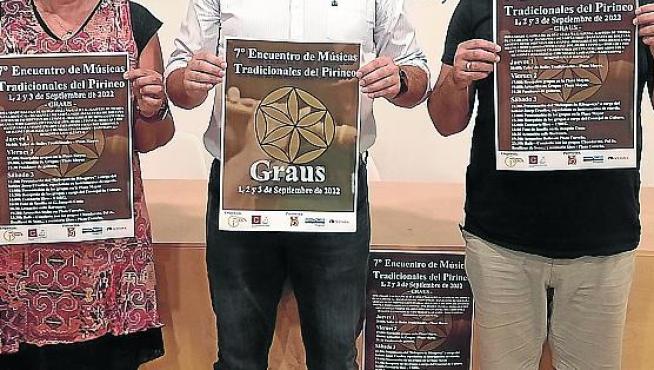 En la foto, Ana Mur, Julián del Castillo y Sergi Llena, con el cartel del encuentro.