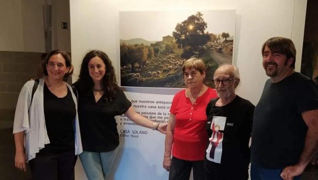 La autora, junto a la alcaldesa de Barcelona, Aida Colau y su familia.