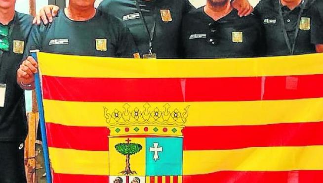 Los miembros de la delegación aragonesa posan con la bandera tras conseguir la plata.