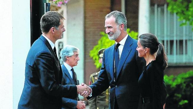 Los reyes don Felipe y doña Letizia saludan el embajador de Reino Unido en España, Hugh Elliott.