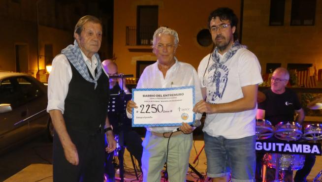 Miguel Garuz recibió de manos de los vecinos del Entremuro el cheque con la recaudación.