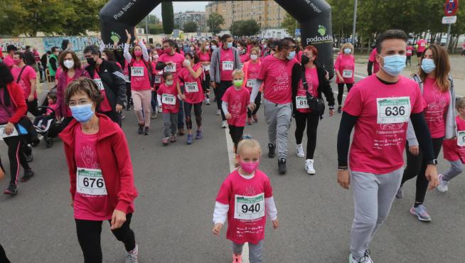 Participantes de la pasada edición de la carrera solidaria de Huesca contra el cáncer, en octubre de 2021.
