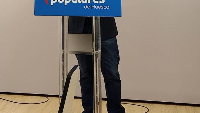 Mario Garcés, diputado nacional del PP, ante los medios en la sede popular oscense.