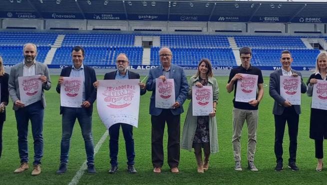 Representantes de entidades organizadoras, instituciones y patrocinadores, durante la presentación de la VIII Carrera contra el Cáncer.