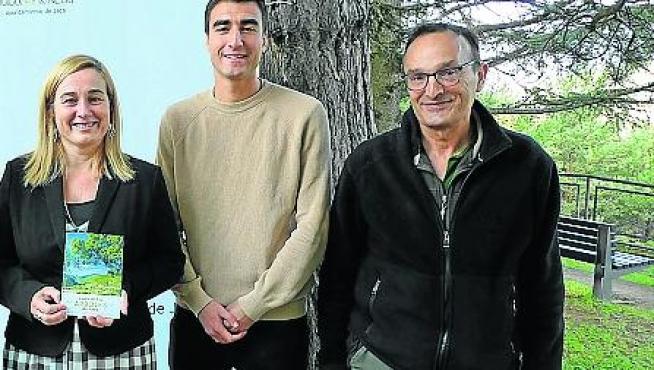 María José Jarne, los ediles Olvido Moratinos -con la nueva guía- y Manuel Díez, y Juan José Fernández, en el paseo de la Cantera.