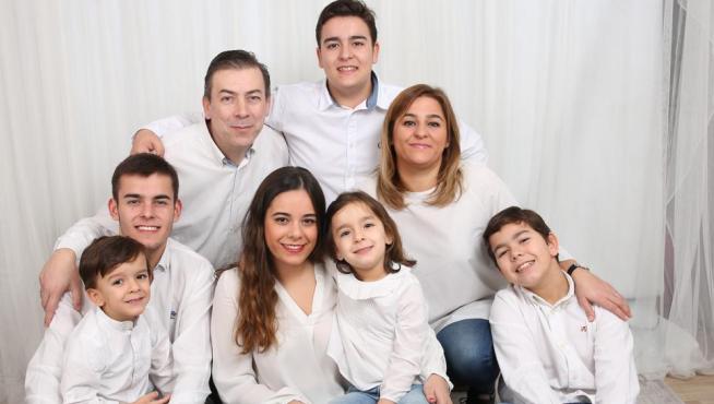 Óscar y Ana Belén con sus hijos: María (23 años), Pablo (21), Juan (17), Mateo (13), Anica (7) y Martín (6).