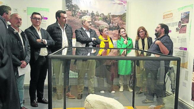 Autoridades asistentes a la inauguración del laboratorio paleontológico atienden a las explicaciones.