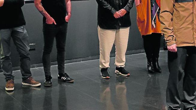 Ramón Lasaosa inauguró Periferias 2.0 en el marco de la exposición Carteles a ritmo fuerte, de Dani Rabada, segundo por la izquierda.