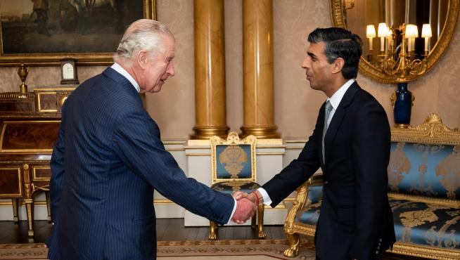 El rey Carlos III recibe al nuevo primer ministro.