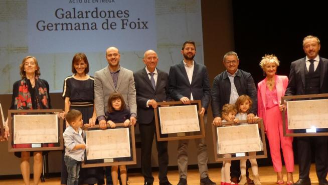 Foto de familia de premiados y autoridades.