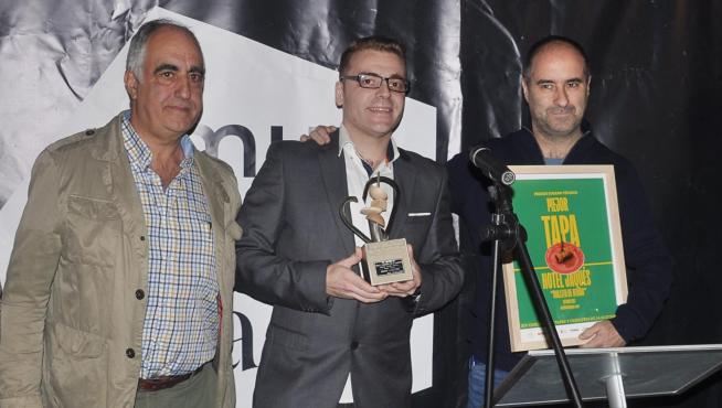Alberto José Sánchez (en el centro) y Antonio Sarsa (a la izquierda), al recoger el premio del jurado a la mejor tapa.