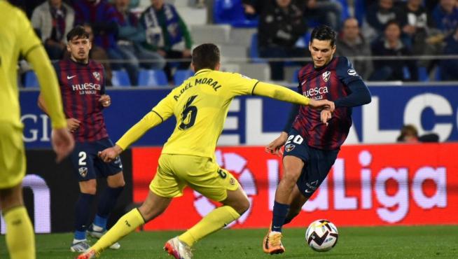 Salvador conduce el balón ante la oposición de Del Moral.