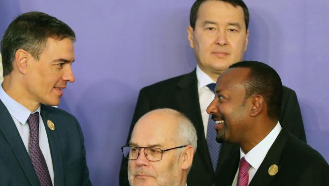 Sánchez (centro) ayer en la Cumbre del Clima, conversando con el primer ministro etíope, Abiy Ahmed.
