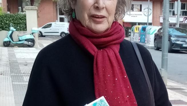 María Pilar Cavero con su última novela.