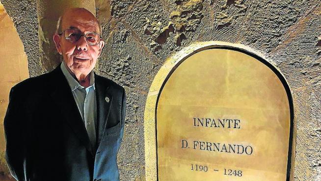 Félix Generelo, junto a la tumba del infante don Fernando, en San Pedro el viejo.