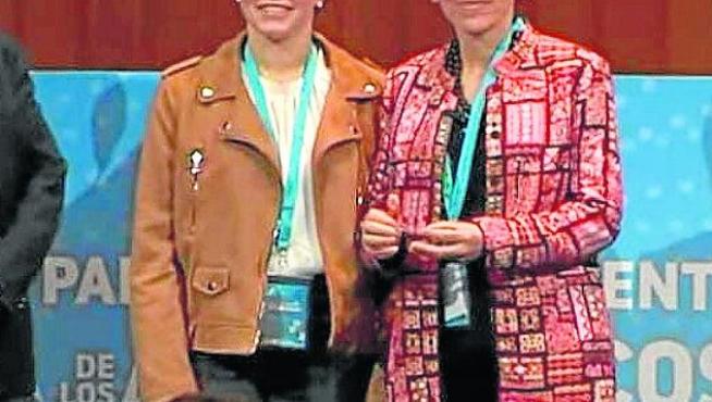 Pilar Fumanal, tercera por la izquierda, en el acto de entrega del premio.