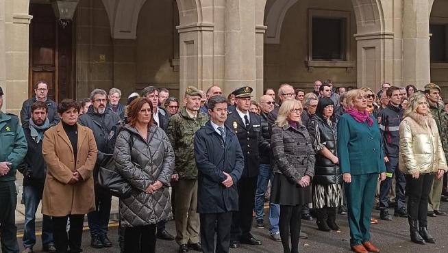 Minuto de silencio por el 25N celebrado este viernes frente a la Subdelegación del Gobierno en Huesca