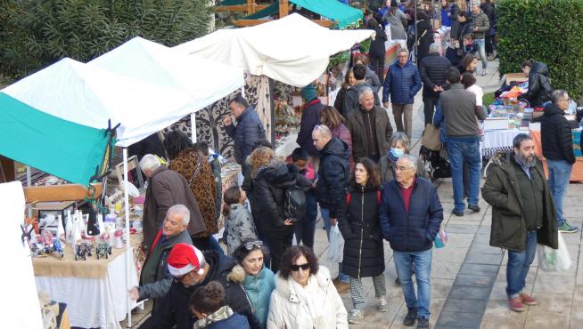 El Mercado de Navidad de Barbastro se instaló en la plaza de Aragón.
