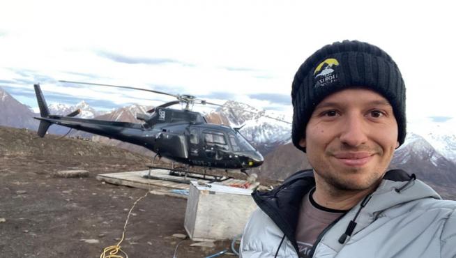 David Garcés y un helicóptero al fondo de la imagen.