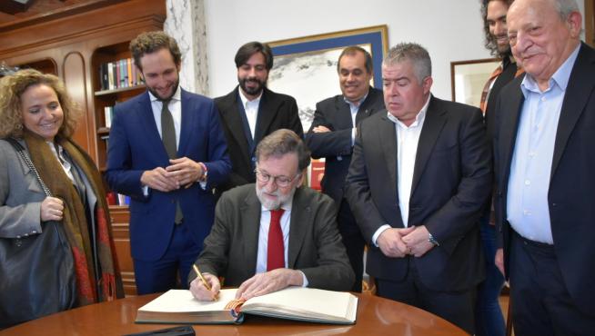 Rajoy durante la firma en el Libro de Honor