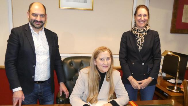 Luz Gabás firmó en el Libro de Oro del Ayuntamiento. Con ella Fernando Torres y Blanca Galindo.