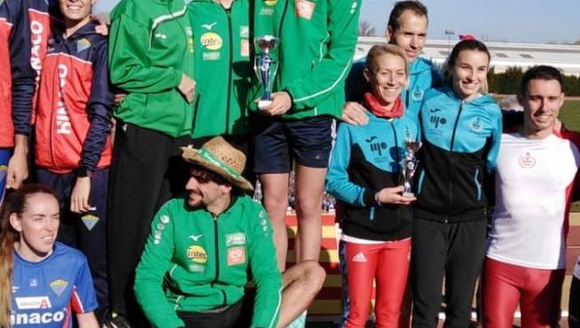 Podio del relevo mixto, con Intec Zoiti Campeón de Aragón e Hinaco Monzón segundo.