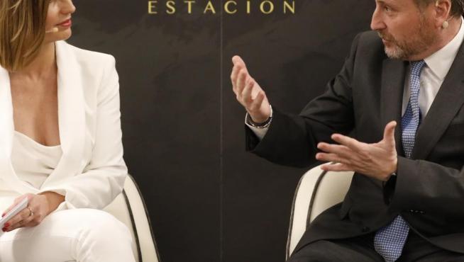 El consejero José Luis Soro explica a la periodista Miriam Sánchez los avances en la reapertura de la línea del Canfranc.