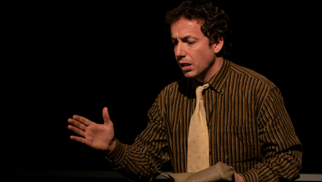 Vito Sanz interpreta al detective en la obra.