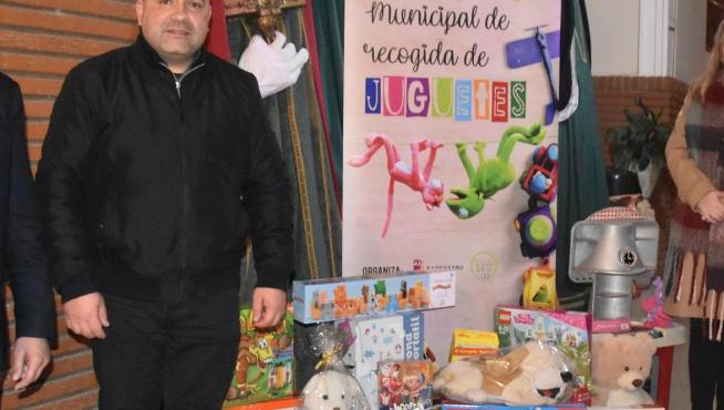 Entrega de los juguetes recogidos en la campaña de donación de juguetes a Cáritas Barbastro.