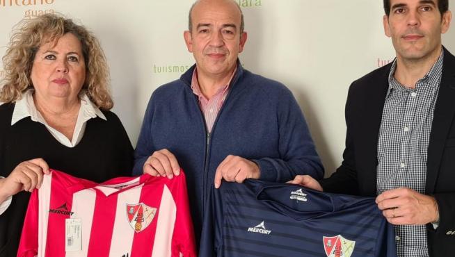 María Morera, Rafa Torres y Daniel Gracia posan con las camisetas del club tras la firma del acuerdo.