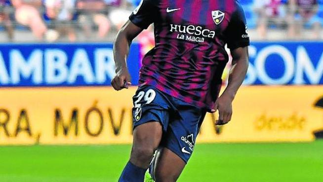 Kevin Carlos durante un partido de la SD Huesca en El Alcoraz.