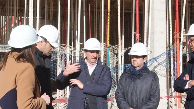 Visita del alcalde de Huesca, Luis Felipe; la concejala de Urbanismo, María Rodrigo, y el CEO de Vitalia Home, José María Cosculluela, a las obras en el solar de Textil Bretón.