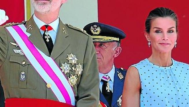 Don Felipe y Doña Letizia fueron muy aclamados durante la celebración de esta gran parada militar.