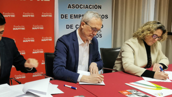 Representantes de Ayuntamiento de Jaca, Fundación Mapfre y Acomseja durante la firma del convenio para impulsar y fomentar la integración laboral de personas con discapacidad.