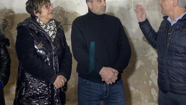 Elisa Sancho, el alcalde de Fonz y presidente y vicepresidenta de la Comarca del Cinca Medio frente a las pinturas murales.