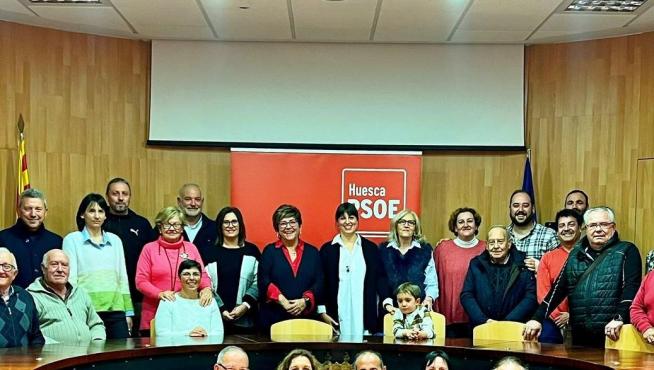 Asistentes este martes en el municipio de Grañén a la celebración de la asamblea de la agrupación local socialista.