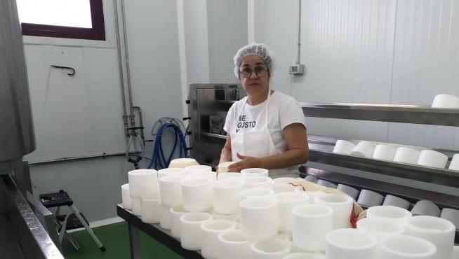 Elena Uzcategui, de Quesos de Elena, una de las últimas incorporaciones en el Vivero de empresas que Adecuara tiene en Biescas.
