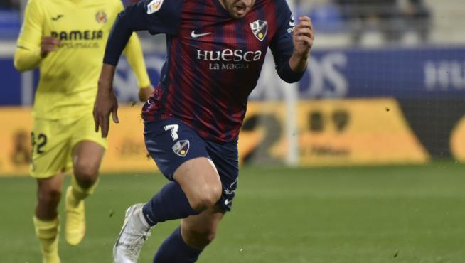 Gerard Valentín conduce el balón durante un partido en El Alcoraz.