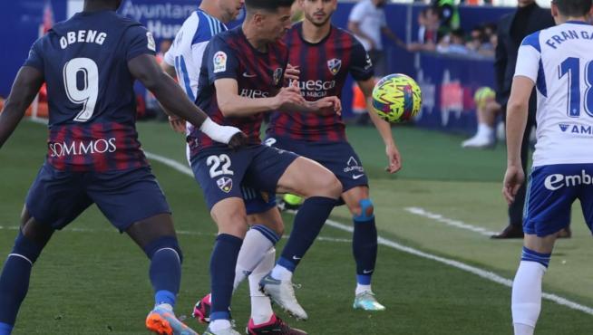 Jugadores de la SD Huesca y Real Zaragoza disputan un balón durante el partido de hoy.