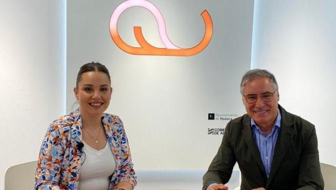 Maru Díaz, consejera de Ciencia y Carmelo Bosque, presidente de la Asociación Provincial de Hostelería, en la firma de convenio