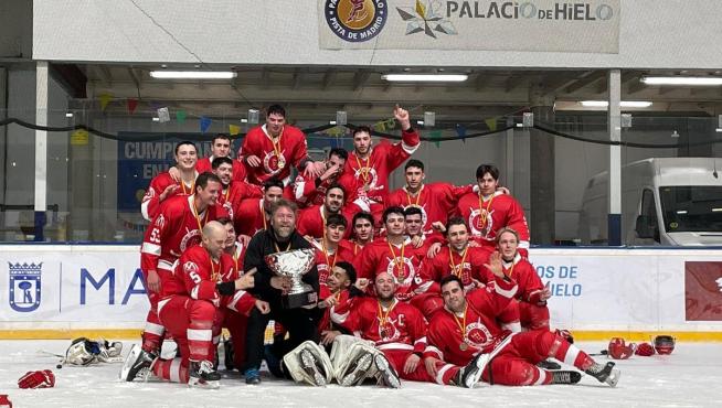 El Club Hielo Jaca tras proclamarse campeón de la Copa del Rey, en Madrid.