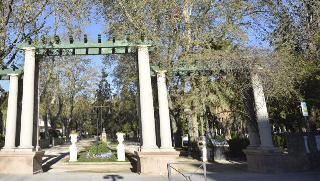 La entrada del Parque Miguel Servet, enmarcada entre columnas, ya hace presagiar que el interior no nos va a dejar indiferentes.