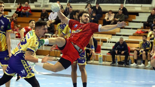 Iván Montoya sufrió la lesión de Stender ante Ademar León el sábado 8 de abril.