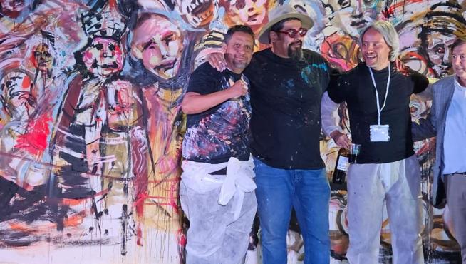 Los artistas mexicanos junto a Gorgonio Sanjuán, delante del mural que han pintado en Arteria