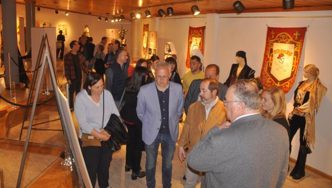 El vicepresidente de la Asociación Festera y las autoridades jaquesas, durante la apertura de la exposición