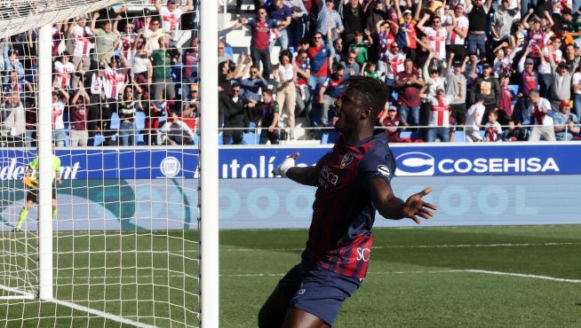 Samuel Obeng celebra su gol ante el Real Zaragoza en El Alcoraz.