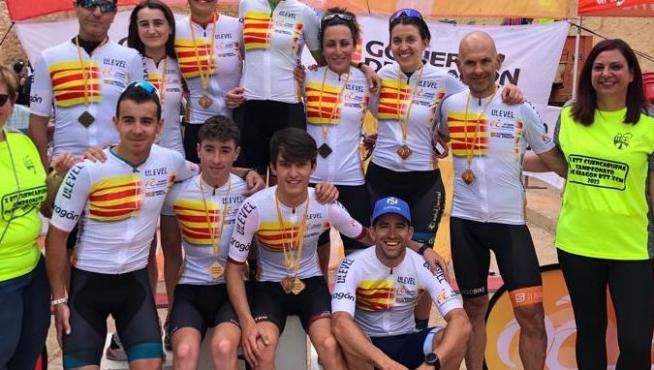 Foto de familia de los campeones de Aragón en distancia maratón.