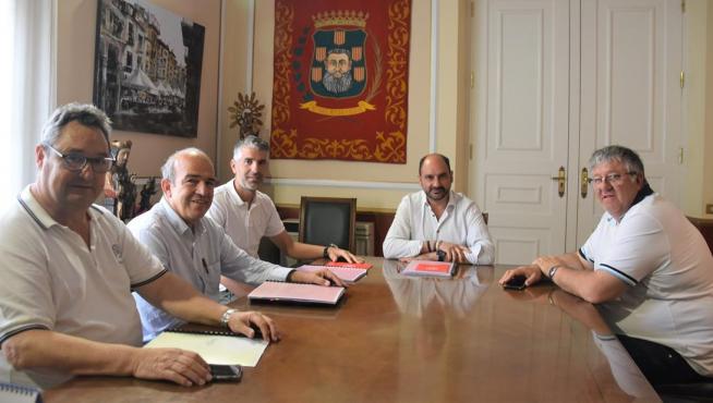 Imagen de la reunión mantenida entre UD Barbastro, RFEF y el Ayuntamiento.