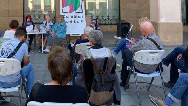 Mesa participativa sobre empleo de Cambiar Huesca, en la plaza Luis López Allué